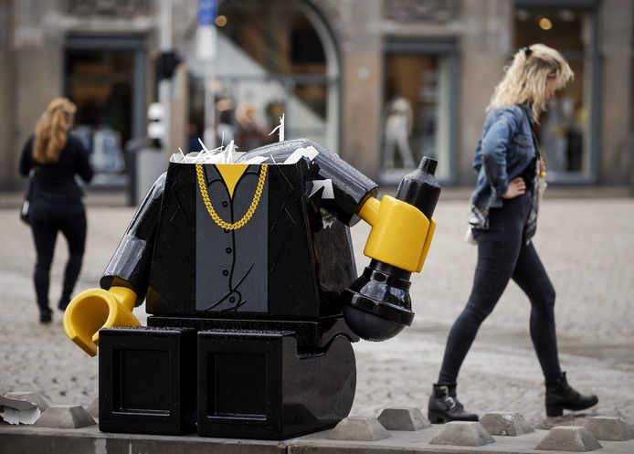 Het legobeeld met het kenmerkende zwarte pak, zonnebril, hoed en microfoon van de Amsterdamse volkszanger, werd eerder vernield. Het stond er toen amper een week.