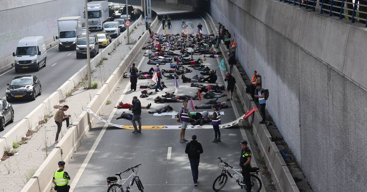 Pour la première fois, aucune police n’est présente au blocus de l’A12, des militants pour le climat occupent également le tunnel |  La Haye