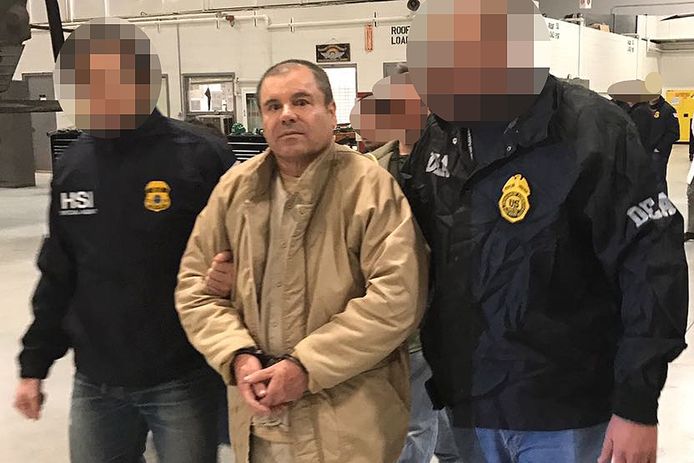 El Chapo bij zijn overbrenging naar de VS in 2017.
