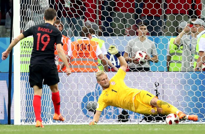 Kasper Schmeichel redt een van de penalty's in de WK-achtste finale tegen Kroatië.