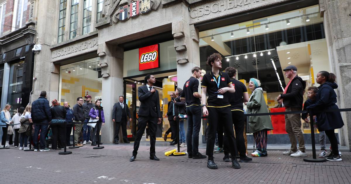 Legowinkel is open tientallen belangstellenden staan uren in de rij Den Haag AD.nl