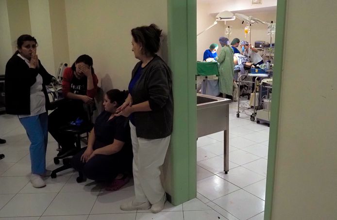 Zorgmedewerkers in een kelder van een ziekenhuis tijdens beschietingen in Stepanakert.