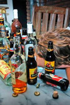 Raad Steenwijkerland eist beter alcoholplan voor jeugd, maar wil zelf blijven borrelen