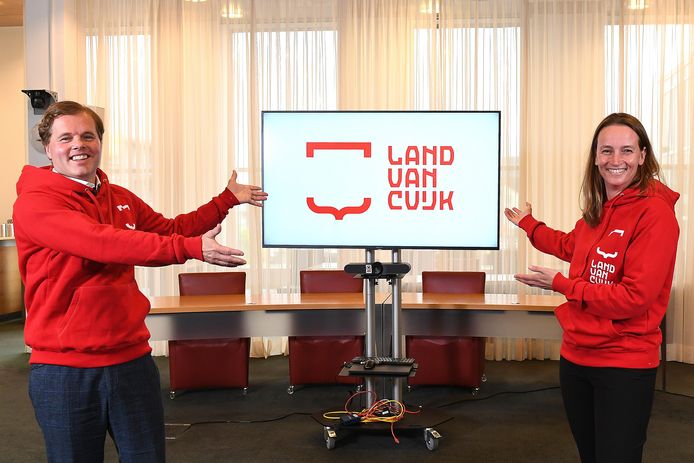 Burgemeester Antoine Walraven van Mill en Sint Hubert en Bouke de Bruin, wethouder in Boxmeer, presenteerden onlangs al het logo voor de nieuwe gemeente Land van Cuijk.