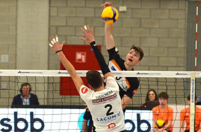 Star of the Game Robbe Van de Velde tracht het blok van bezoeker Hendrik Tuerlinckx te ontwijken.