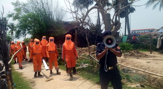 Leden van de rampenbestrijdingsdienst roepen mensen in de staten West-Bengalen en Odisha op om te evacueren.