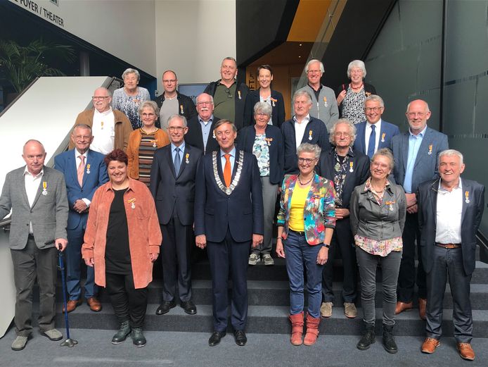 Burgemeester Paul Rüpp met alle 21 gedecoreerden van de gemeeente Maashorst op de trappen van theater Markant.