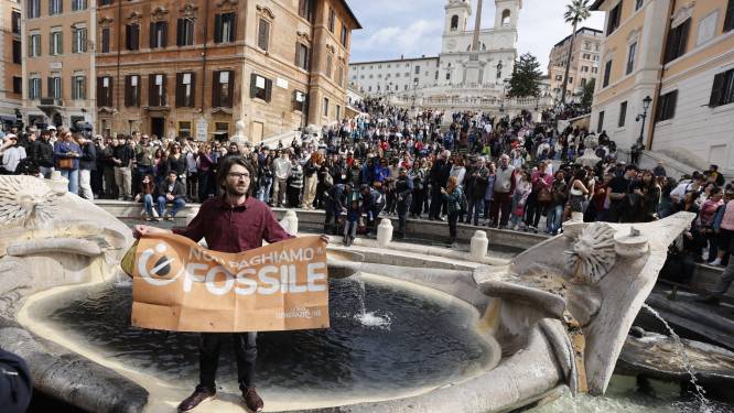 Activisten maken water van historische fontein in Rome zwart