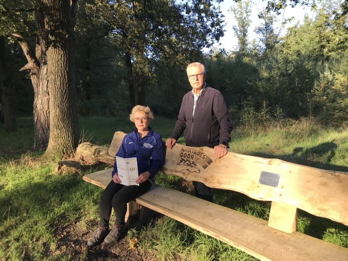 Voorzitter Theo Huistede en Kariboes-lid Anja Assink op het bankje dat de club schonk aan Landgoed Weldam.