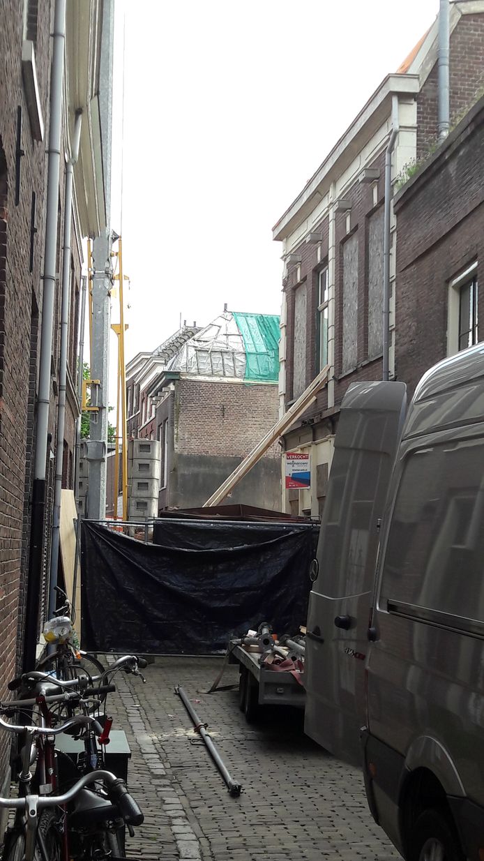 Er wordt gestut met houten palen.