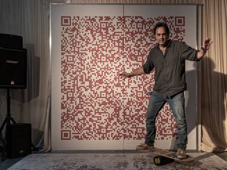 Dick maakt van corona-afval kunst: ‘In plaats van een rechtse tandarts bleek ik een linkse kunstenaar’