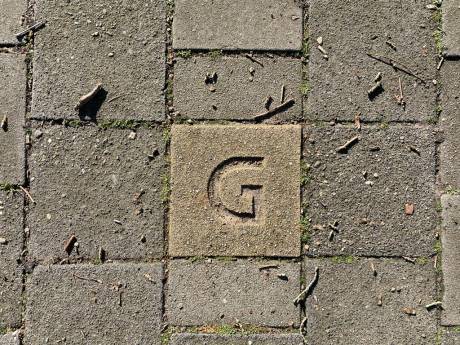 Mysterie opgelost: dit betekenen de stoeptegels met de letter G in Deventer