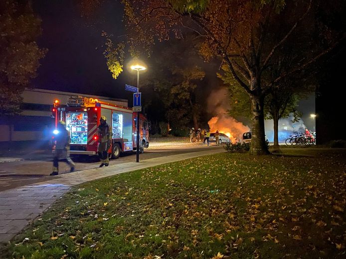 Aan de Jan Tooropstraat in de Hengelose Es is zaterdagavond een auto uitgebrand. Het is nog niet duidelijk hoe de brand kon ontstaan.