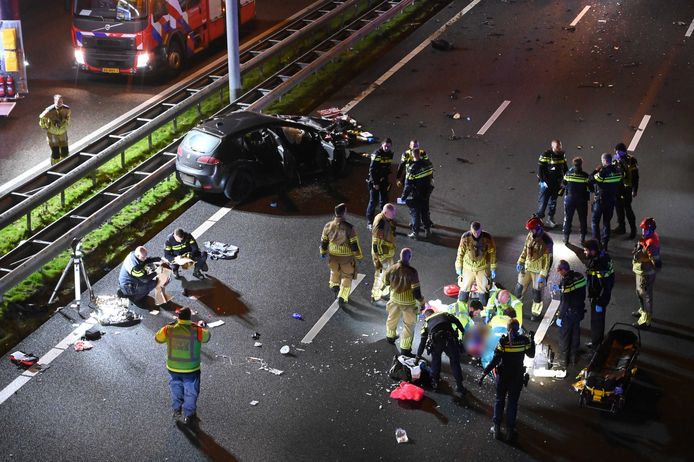 Door een aanrijding op de A16 ter hoogte van Prinsenbeek (Noord-Brabant) zijn drie doden gevallen.