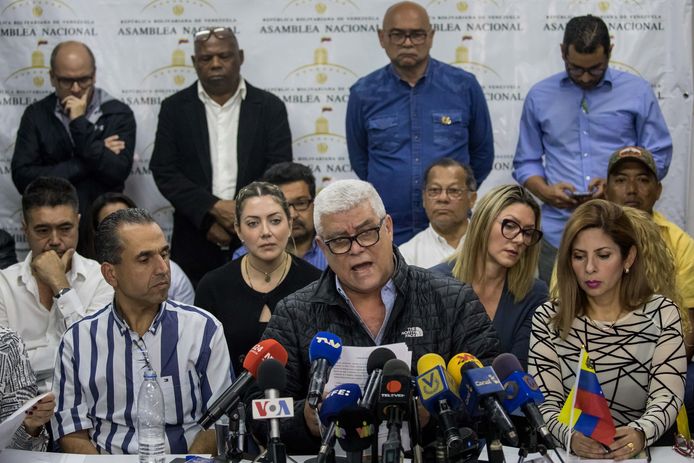 Oppositielid Alfonso Marquina roept tijdens een persconferentie op om Juan Guaido niet langer te steunen als interim-president van Venezuela.