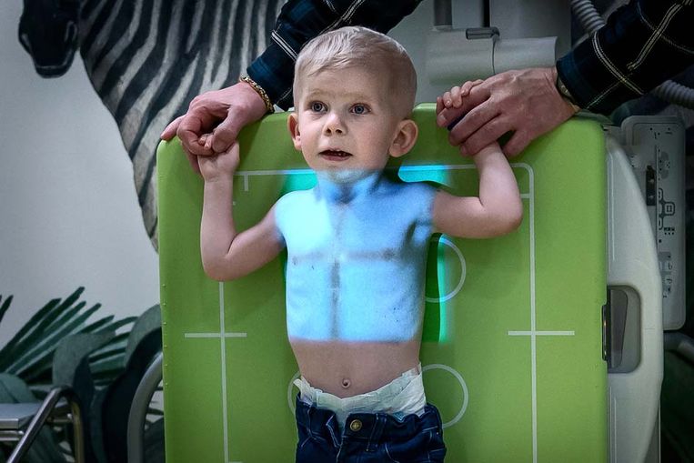 Daan (2 jaar) heeft een aangeboren hartafwijking en ondergaat een hartoperatie van 6 uur in het UMCG. Eerste prijs categorie Nieuws Regionaal. 
 Beeld Corné Sparidaens