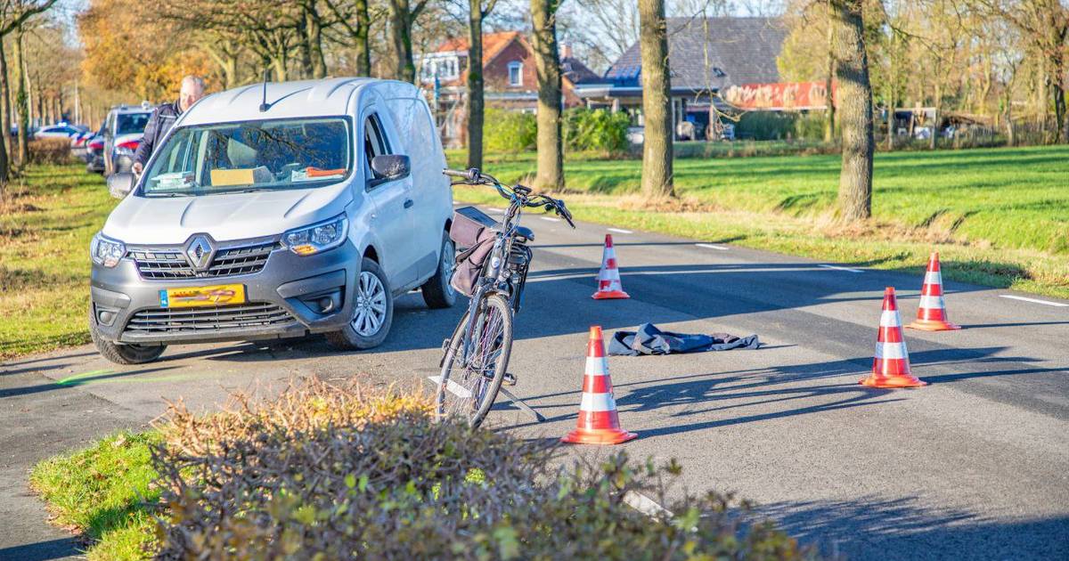 Fietser gewond bij botsing met busje op de Lânsbuorren in Eastermar, traumahelikopter geland