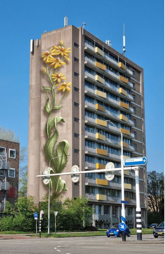 Enorme lelieschildering moet saaie muur van deze flat in Zwolle