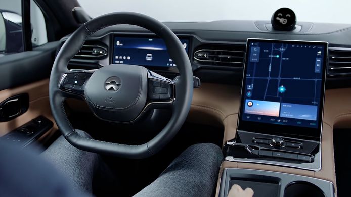 Het dashboard van de Nio ES8, met bovenop de met spraak aangestuurde 'robot' Nomi
