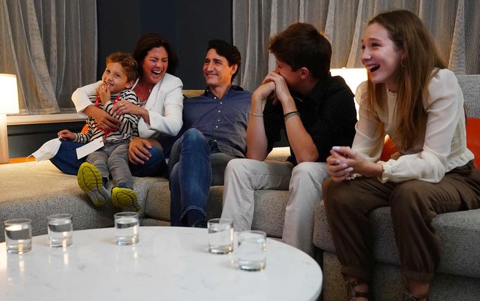 De Canadese premier Trudeau volgt samen met zijn familie de verkiezingsresultaten in het hoofdkwartier van zijn partij.