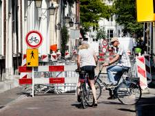Alternatieve fietsroutes om Voorstraat te mijden lopen via... straten die ook open liggen