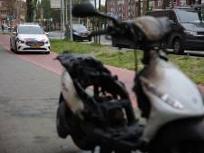 Scooter in brand op Waldeck Pyrmontkade in Den Haag
