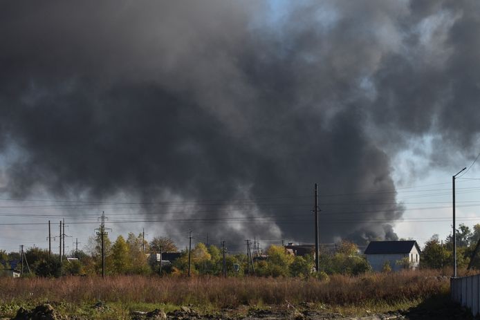 Grote rookpluimen stijgen op boven Lviv, waar eveneens ontploffingen werden gesignaleerd.