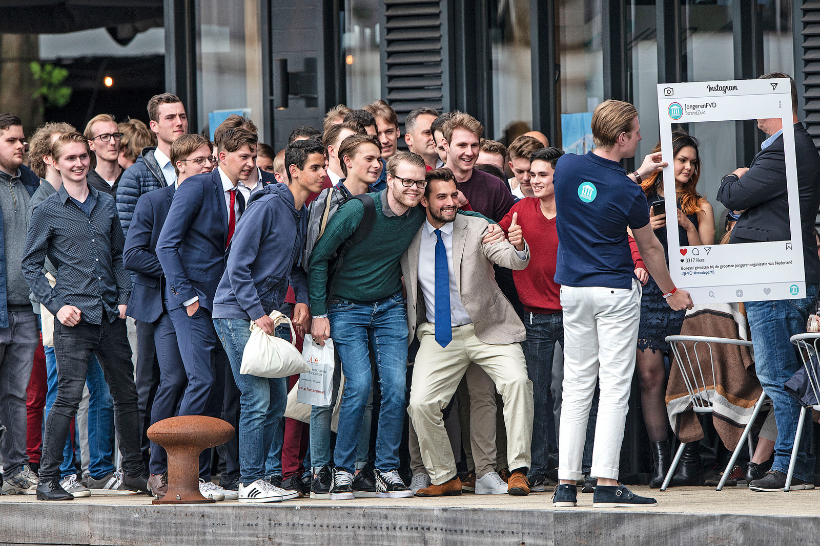 Leden van de jongerenvereniging van Forum voor Democratie gaan op de foto met hun leider, juni 2019. Beeld Guus Dubbelman / de Volkskrant