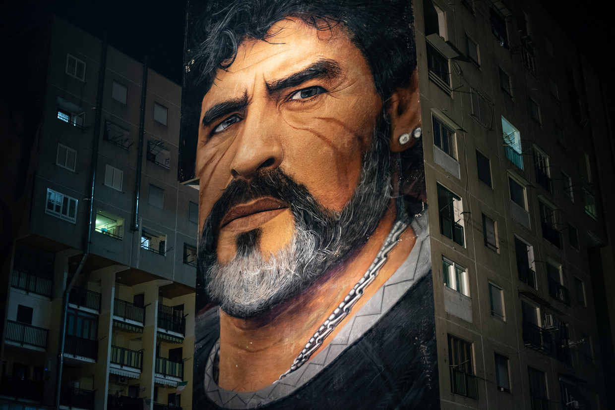 Orang-orang Neapolitan menangisi Maradona, raja mereka, putra mereka, saudara laki-laki mereka, dewa mereka