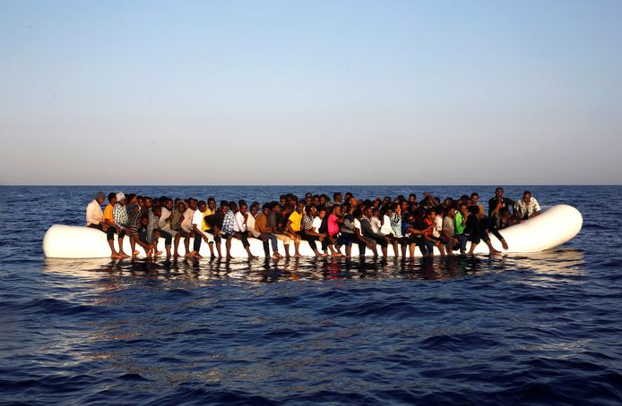 Een rubberboot volgestouwd met Afrikaanse vluchtelingen voor de Libische kust in augustus 2016.