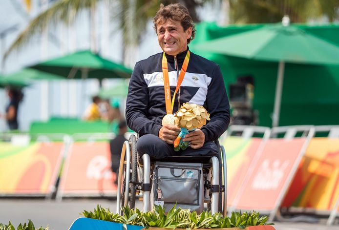 Zanardi bij z'n gouden olympische medaille in Rio, in 2016.