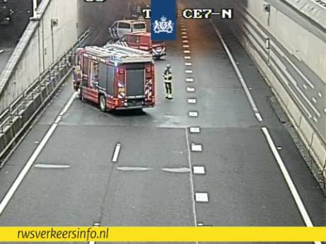Thomassentunnel in Rotterdam afgesloten na ongeval met vrachtwagen