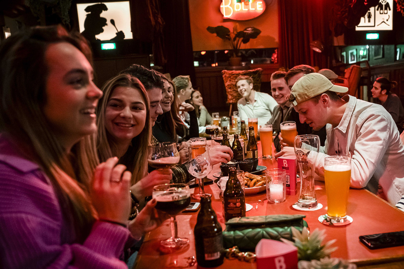 Sinds cafés en restaurants weer gasten ontvangen na versoepeling van de coronamaatregelen zitten de tafels vaak weer vol, zoals hier bij Bolle in Tilburg.