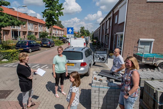 Buurtbewoners nemen de schade op. Links Cobey Geurts en Connie van Hoeven.