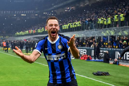 Stefan de Vrij juicht na zijn goal tegen AC Milan (4-2 winst) op 4 februari.