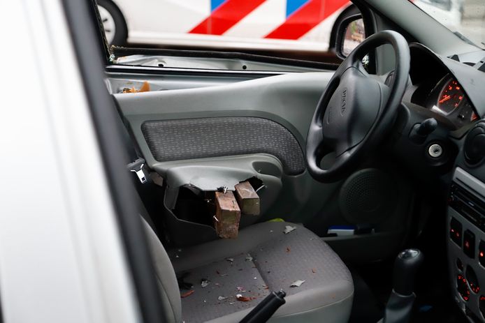 De auto zoals die is aangetroffen aan de Waaistraat in Cuijk. De balken zijn door de linkervoordeur naar binnen gekomen.