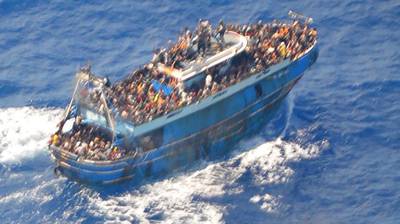 Voor vluchtelingenboot zonk, stierven al 6 passagiers en werden “Pakistanen gedwongen naar gevaarlijkste deel van schip”