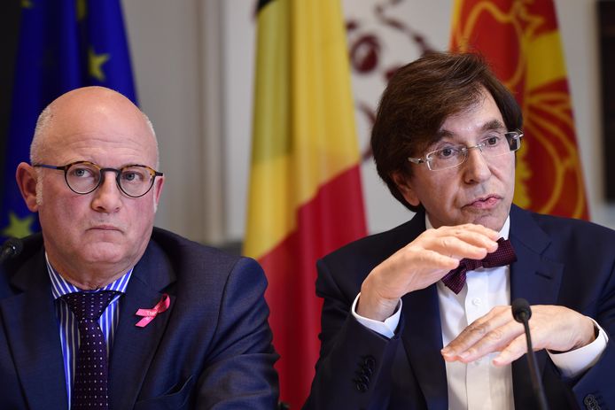 Jean-Luc Crucke (MR) met minister-president Elio Di Rupo (PS)  tijdens de presentatie van de begroting