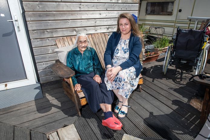 Archieffoto van Sabina Achterbergh (rechts) met haar onlangs overleden tante Zanna Weiss-Brassem. Op 4 mei 2019 legden ze samen een krans tijdens de Dodenherdenking op de Dam.