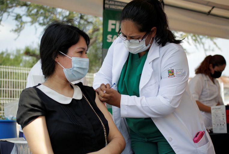 Een vrouw in Mexico krijgt het vaccin van SinoVac toegediend. Beeld REUTERS