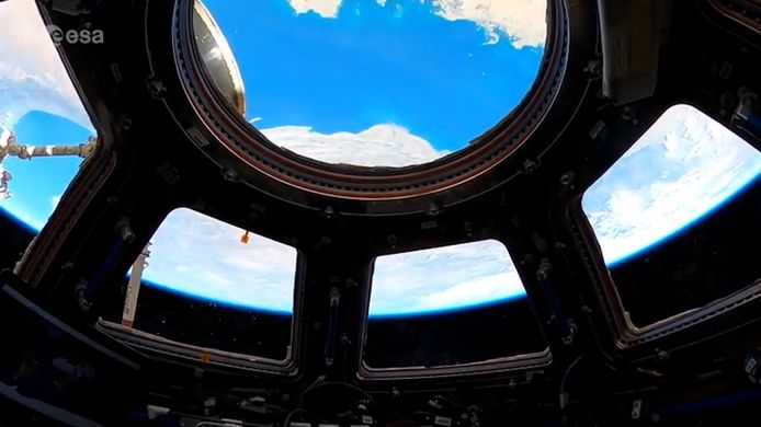 Afbeelding ter illustratie. Dit ziet een astronaut als hij naar buiten kijkt in het ISS.