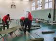 Daklozen op veldbedje in de gymzaal: ‘het is dit of buiten slapen’