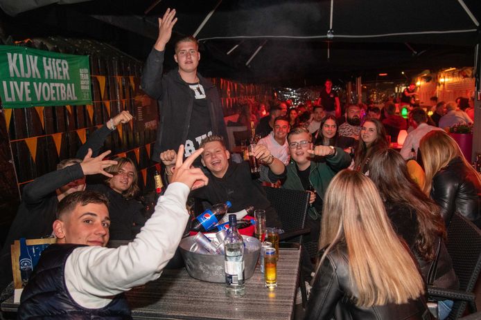 De GGD roept publiek dat zaterdagavond in Dutch Pub De Zaak in Nunspeet was om zich te laten testen op corona. Al twaalf bezoekers zijn besmet geraakt.