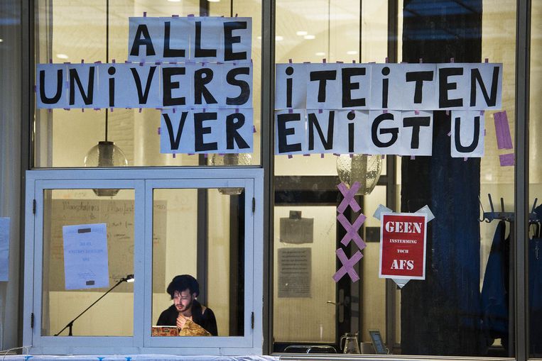 De Universiteit van Amsterdam (UvA) stapt naar de rechter om in een kort geding de ontruiming af te dwingen van het Maagdenhuis, dat al weken door studenten wordt bezet. Beeld ANP