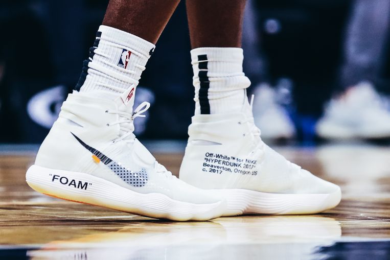 De Hyperdunks van Nike en Off-White, gedragen door basketballer Bam Adebayo van Miami Heat in de wedstrijd van 3 januari tegen Orlando Magic. Beeld Getty