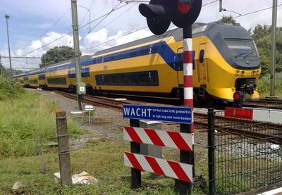 Aanrijding tussen trein en auto op overweg in Heerle, treinverkeer urenlang plat