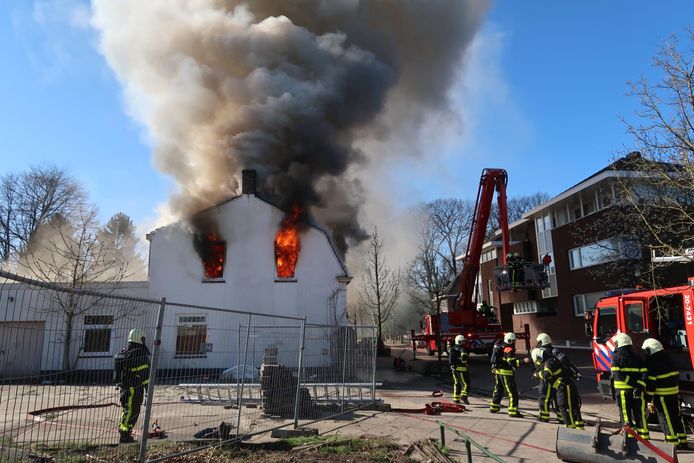 Uitslaande brand in leegstaande woning in Gilze aan de Nieuwstraat, dat onderdeel uitmaakt van het centrumplan.