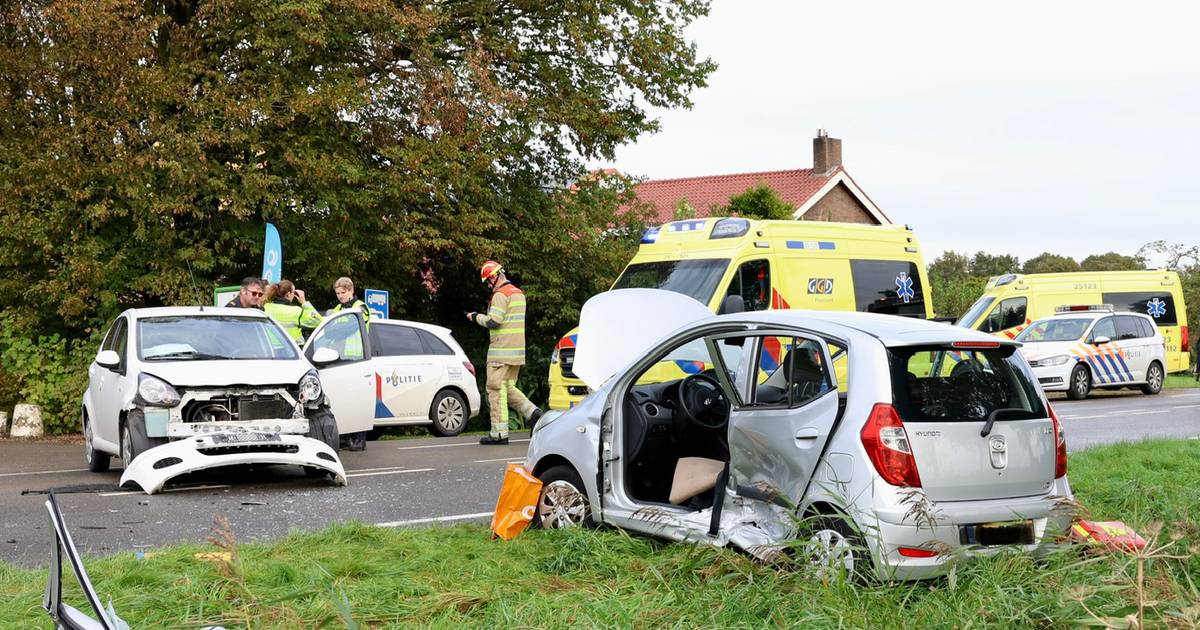Flinke botsing Emmeloord: chauffeur naar ziekenhuis.