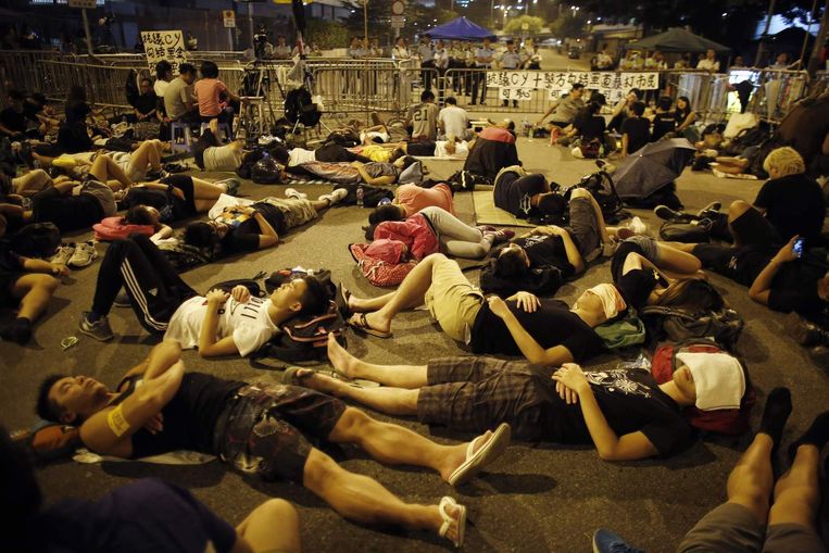 Betogers slapen voor het kantoor van Leung Chun-ying. Beeld reuters