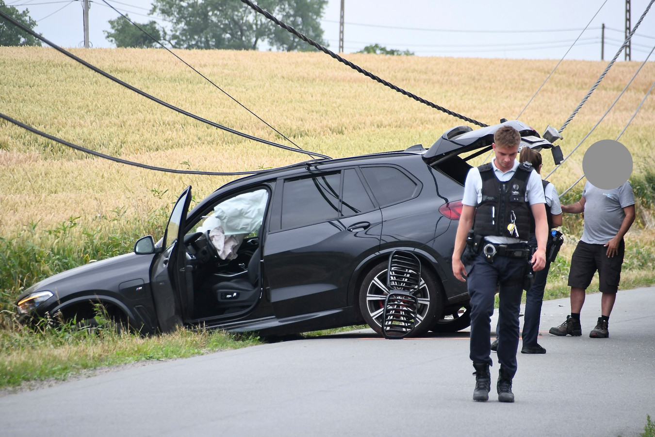 vrouw-lichtgewond-bij-ongeval-elektriciteitspaal-kraakt-af